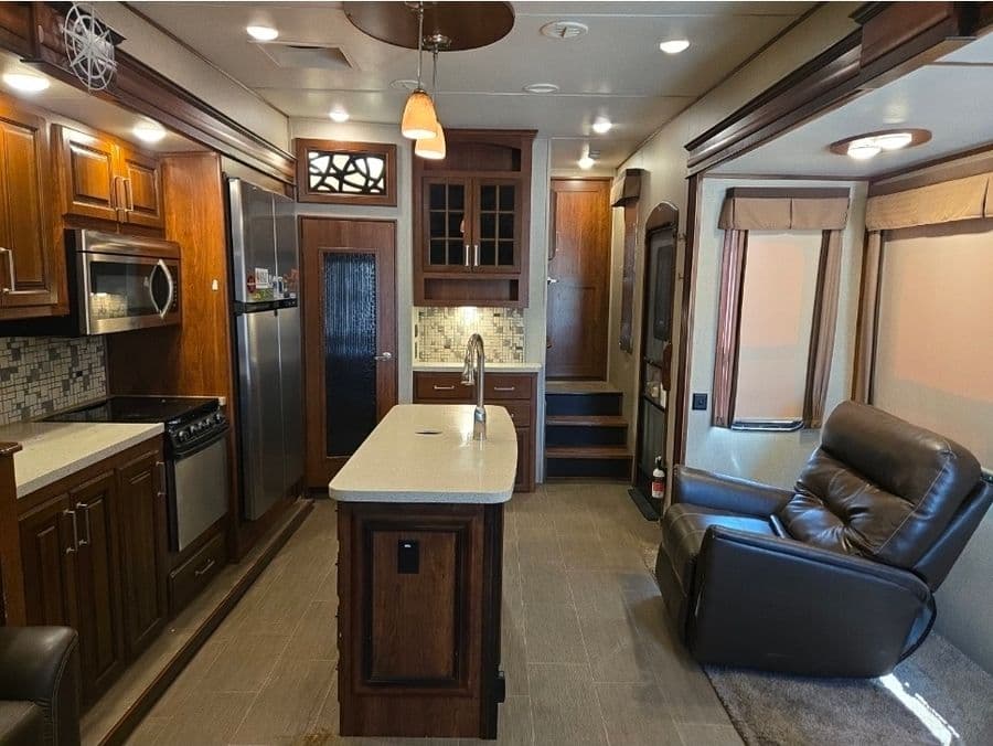 2018 Keystone Avalanche 300RE