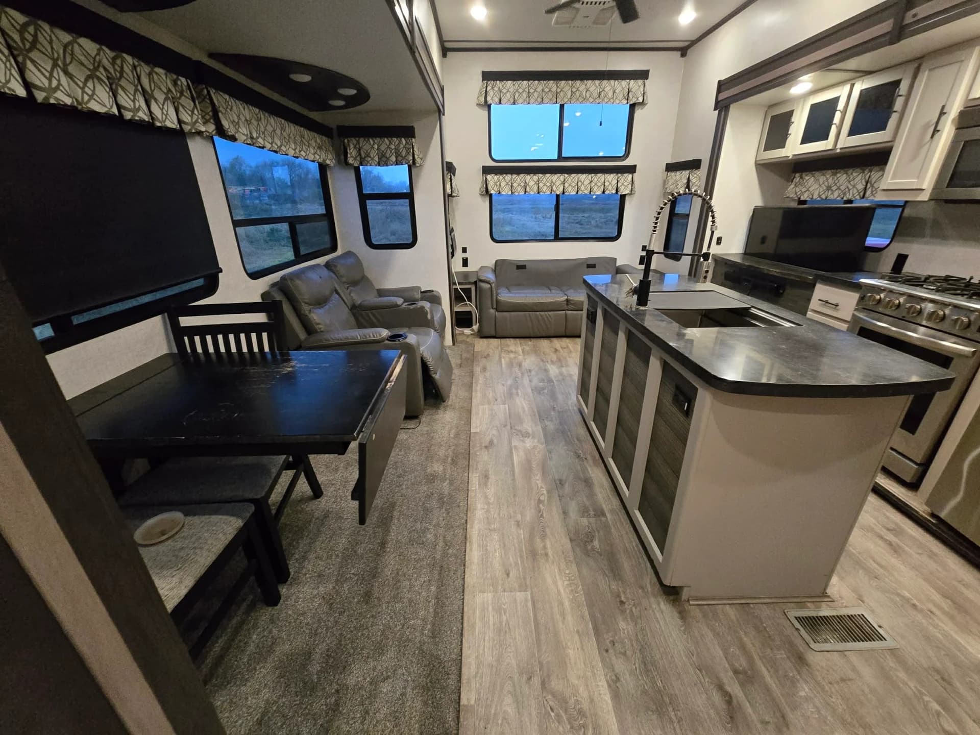 2021 Keystone Hampton 375DBL