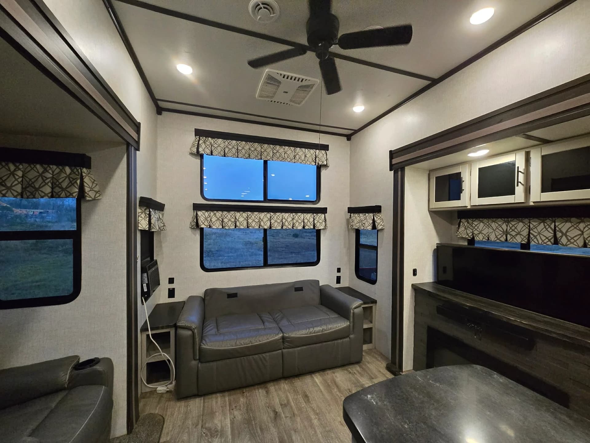 2021 Keystone Hampton 375DBL