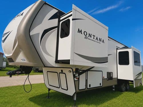 2019 Keystone Montana 3701LK hero