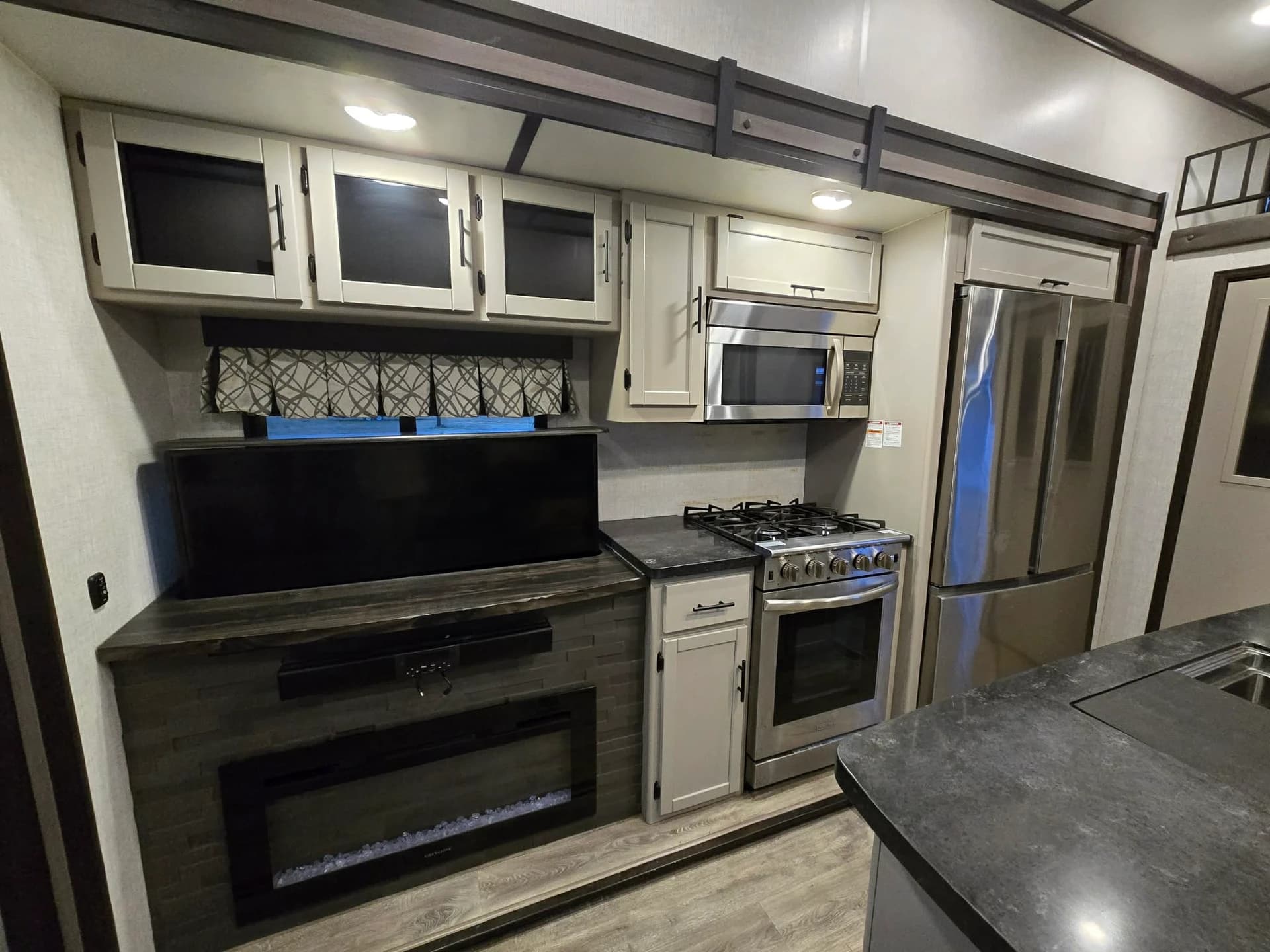 2021 Keystone Hampton 375DBL